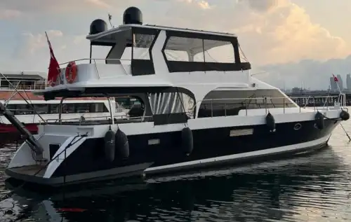 Yacht Rental in Eminönü – Luxury Experience with a Stunning Haliç View!