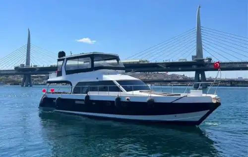 Yacht Rental in Eminönü – Luxury Experience with a Stunning Haliç View!
