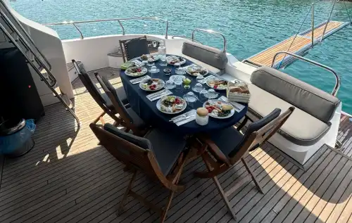 Исследуйте Турецкую Ривьеру на моторной яхте Azimut: дневные и многодневные роскошные круизы в Стамбуле.