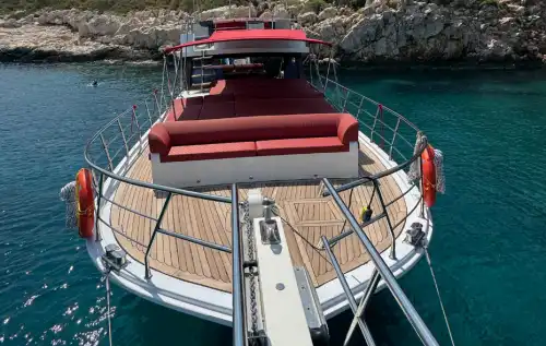 Eşsiz Bir Yüzme ve Gezi Deneyimi İçin Kalkan’da Günlük Tekne Kiralama