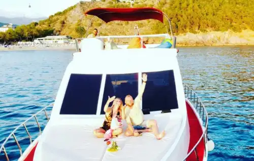 Alanya'da Akdeniz'in Eşsiz Koylarında Özel Yapım Tekne