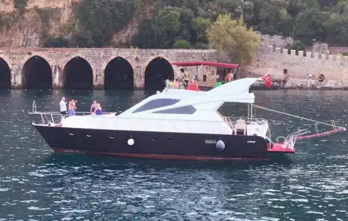 Alanya'da Akdeniz'in Eşsiz Koylarında Özel Yapım Tekne