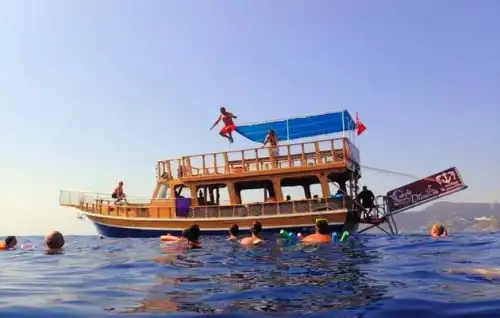 Alanya’nın Eşsiz Doğasında, Ailelere Özel Konforlu Tekne