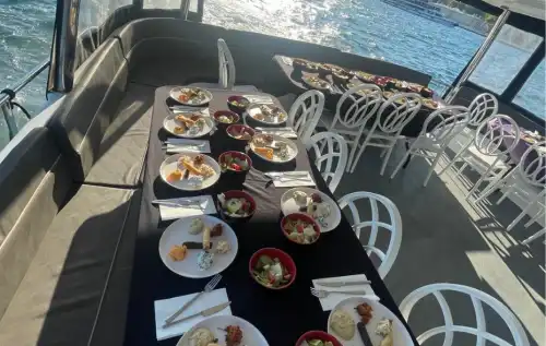 Незабываемые моменты на VIP-яхте для 35 человек – идеально для мероприятий и вечеринок