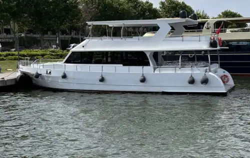 Незабываемые моменты на VIP-яхте для 35 человек – идеально для мероприятий и вечеринок