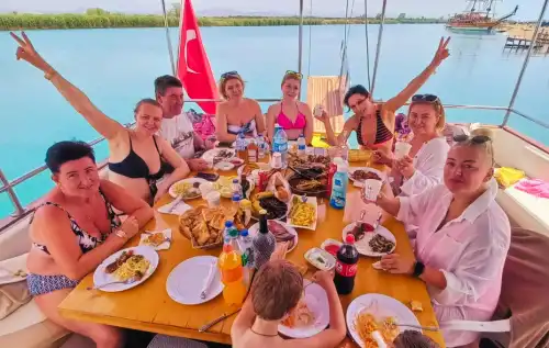 Специально построенная лодка на 25 человек, сочетающая роскошь и развлечения, в Сиде