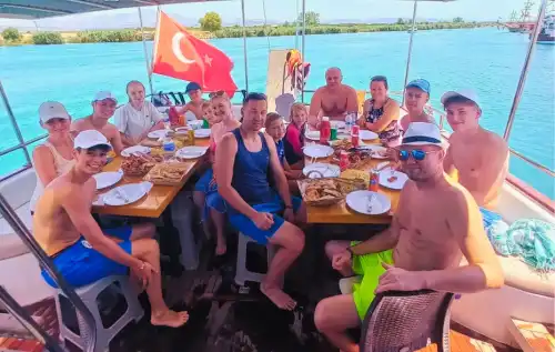 Специально построенная лодка на 25 человек, сочетающая роскошь и развлечения, в Сиде