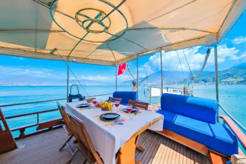 12 Kişilik Konforlu Tekne ile Gezi, Yüzme ve Eğlence Deneyimi