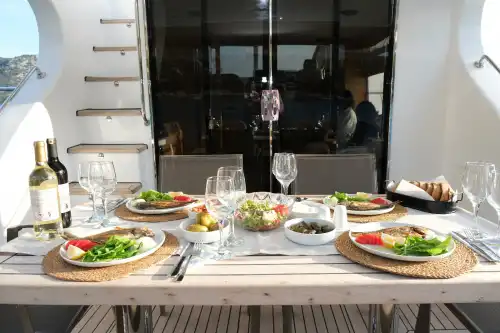 Эксклюзивный морской отдых на 17-метровой роскошной моторной яхте в Кекове