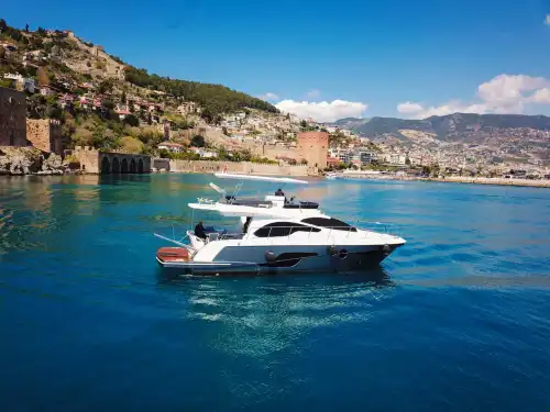 Роскошный отдых в Аланье: 4-кабинная моторная яхта на 8 человек