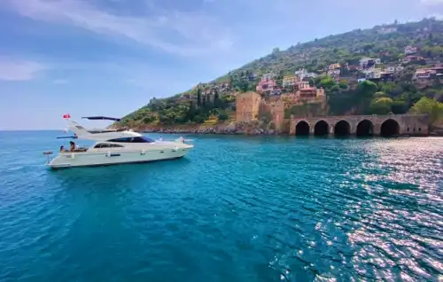 Частная яхта для путешествия по лазурным водам Алании