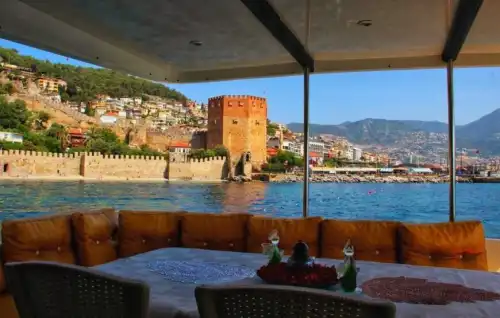 Роскошная моторная яхта с 2 каютами в Анталии: Частные мероприятия и незабываемый морской круиз