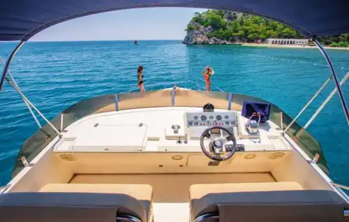 Antalya'da Princess Motoryat ile 17 Metrelik Lüks Gezi: 3 Kabinli Unutulmaz Deneyim