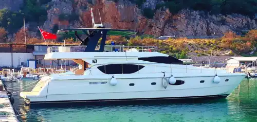 Antalya Ferretti Marka 21 Metre Lüks Motoryat ile Konforlu Eşsiz Deneyim