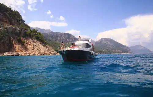 Antalya'nın Büyüleyici Maviliklerinde 16 Metre Özel Yapım Yat ile Lüks Gezi