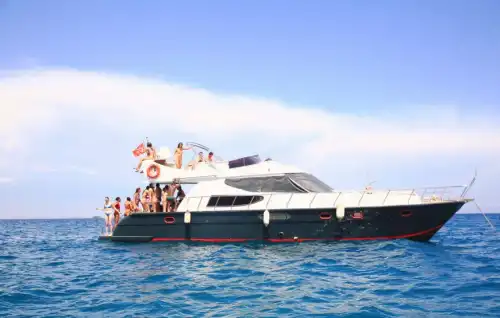 Antalya'nın Büyüleyici Maviliklerinde 16 Metre Özel Yapım Yat ile Lüks Gezi