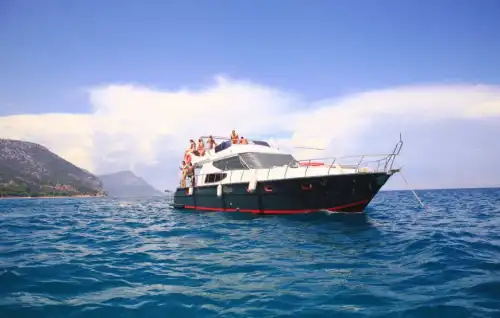 Antalya'nın Büyüleyici Maviliklerinde 16 Metre Özel Yapım Yat ile Lüks Gezi