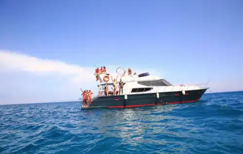 Antalya'nın Büyüleyici Maviliklerinde 16 Metre Özel Yapım Yat ile Lüks Gezi