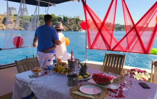 Antalya’da Özel Yapım Motoryat ile Konforlu Gezi ve Yüzme Turları