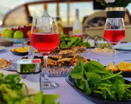 Antalya’nın Eşsiz Koylarında Özel Yapım Tekne ile Unutulmaz Mavi Yolculuk