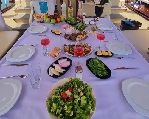 Antalya’nın Eşsiz Koylarında Özel Yapım Tekne ile Unutulmaz Mavi Yolculuk