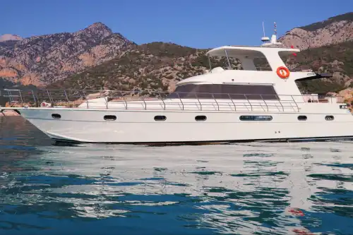19.5-Meter Luxury Motor Yacht Rental with 2 Cabins in Antalya