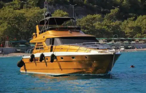 Antalya'da 23 Metrelik Princess Marka Motoryat: 4 Kabinli Lüks ve Konforlu Mavi Yolculuk