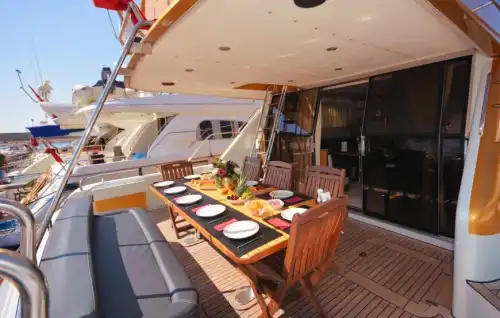 Antalya'da 23 Metrelik Princess Marka Motoryat: 4 Kabinli Lüks ve Konforlu Mavi Yolculuk