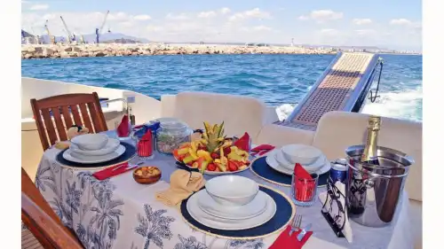 Azimut 17 Metre Lüks Yat ile  Antalya'nın Turkuaz Sularında Gezi, Yüzme ve Çok Özel Organizasyonlar