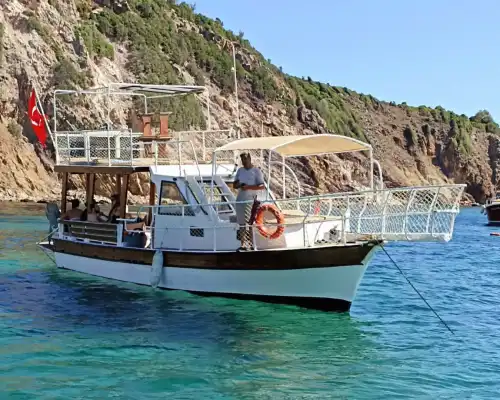 Ayvalık’ta Ekonomik 12 Kişiye Kadar Kapasiteli Tekne Gezi ve Yüzme İçin İdeal