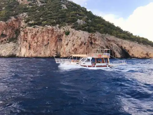 Ayvalık’ta Ekonomik 12 Kişiye Kadar Kapasiteli Tekne Gezi ve Yüzme İçin İdeal