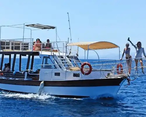 Ayvalık’ta Ekonomik 12 Kişiye Kadar Kapasiteli Tekne Gezi ve Yüzme İçin İdeal