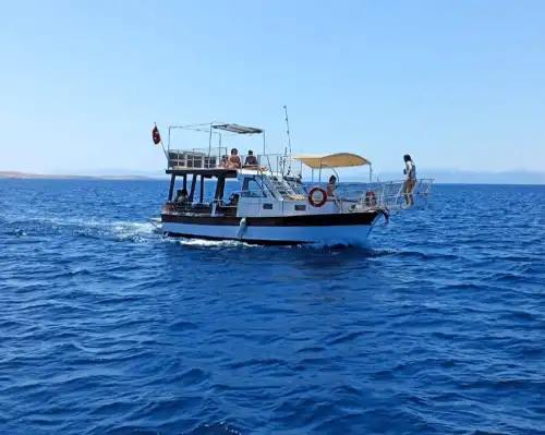 Ayvalık’ta Ekonomik 12 Kişiye Kadar Kapasiteli Tekne Gezi ve Yüzme İçin İdeal