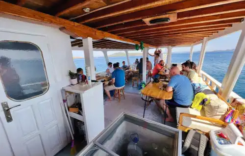 15-метровая эксклюзивная роскошная яхта в Айвалыке: Дневные и почасовые туры до 25 гостей