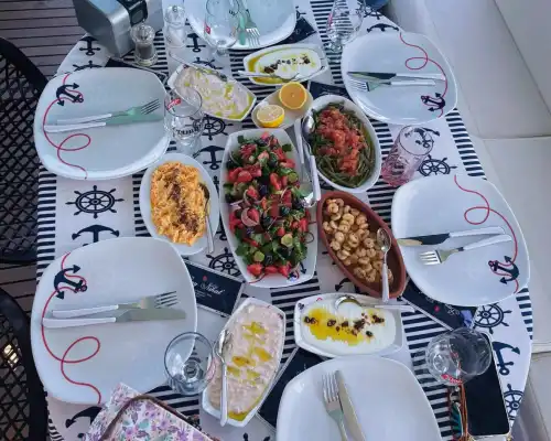 16-метровая роскошная яхта в Айвалыке: Идеально для купания и вечеринок