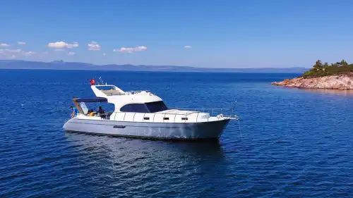 Роскошная моторная яхта в живописных бухтах Айвалыка: Идеально для прогулок, купальных туров и частных вечеринок