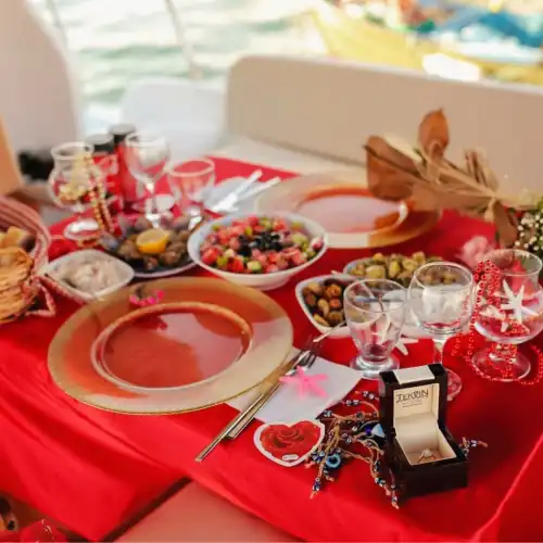 Роскошная моторная яхта в живописных бухтах Айвалыка: Идеально для прогулок, купальных туров и частных вечеринок