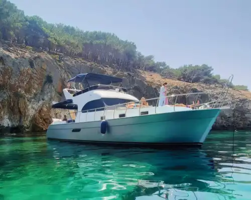 Роскошная моторная яхта в живописных бухтах Айвалыка: Идеально для прогулок, купальных туров и частных вечеринок