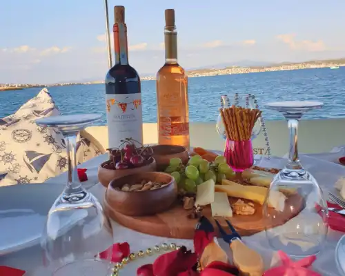 Роскошная моторная яхта в живописных бухтах Айвалыка: Идеально для прогулок, купальных туров и частных вечеринок