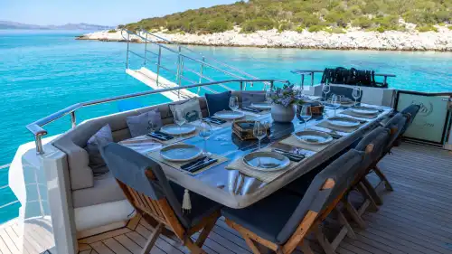 Bodrum'da 80 Kişilik Görkemli 35 Metre Lüks Günlük Tur Motoryatı