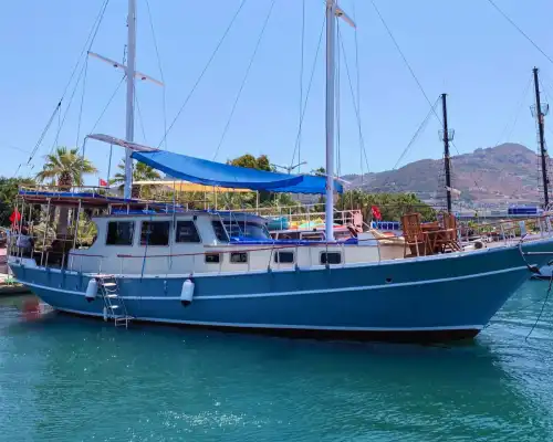 Bodrum’un Turkuaz Sularında 10 Kişi Kapasiteli Lüks Tekne ile Konforlu Deniz Tatili