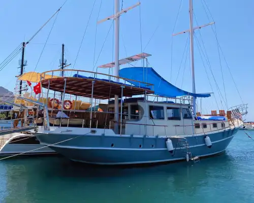 Bodrum’un Turkuaz Sularında 10 Kişi Kapasiteli Lüks Tekne ile Konforlu Deniz Tatili