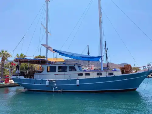 Bodrum’un Turkuaz Sularında 10 Kişi Kapasiteli Lüks Tekne ile Konforlu Deniz Tatili