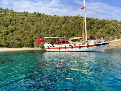 Bodrum’da 17 Metrelik 3 Kabinli  Konforlu Gulet ile Lüks Mavi Yolculuk Deneyimi