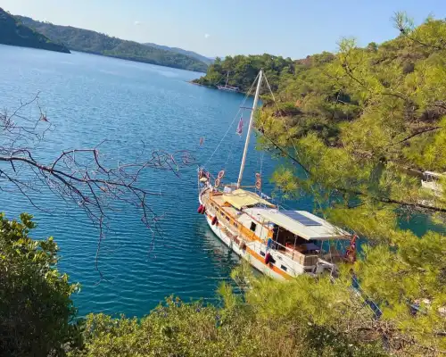 Bodrum’da 17 Metrelik 3 Kabinli  Konforlu Gulet ile Lüks Mavi Yolculuk Deneyimi