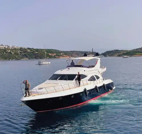 Исследуйте Турецкую Ривьеру на моторной яхте Azimut: дневные и многодневные роскошные круизы в Стамбуле.