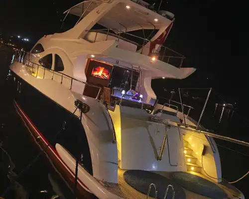 Исследуйте Турецкую Ривьеру на моторной яхте Azimut: дневные и многодневные роскошные круизы в Стамбуле.