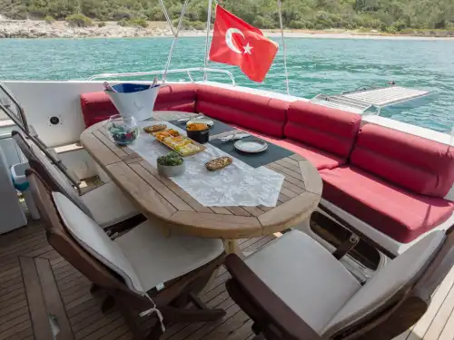 Bodrum Koylarında Hız ve Konforun Buluştuğu, Fairline 55 Lüks Motoryat