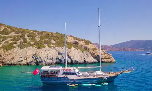 28 Metrelik Geniş Gulet, 12 kişilik Kapasitesiyle Bodrum’un Eşsiz Koylarında Unutulmaz Bir Tatil