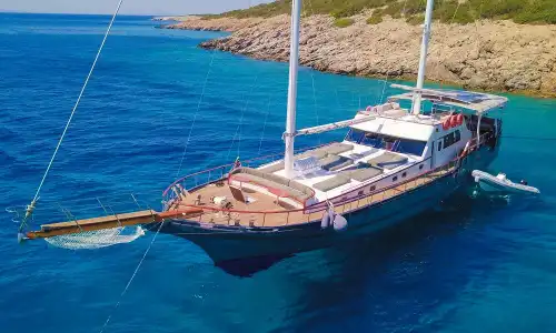 28 Metrelik Geniş Gulet, 12 kişilik Kapasitesiyle Bodrum’un Eşsiz Koylarında Unutulmaz Bir Tatil